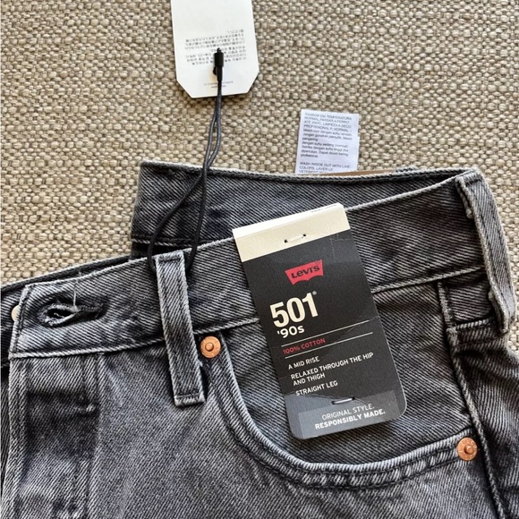 LEVIS BRAND NEW 501 women’s mid rise straight leg (WITH TAGS!!!) - Picture 3 of 7